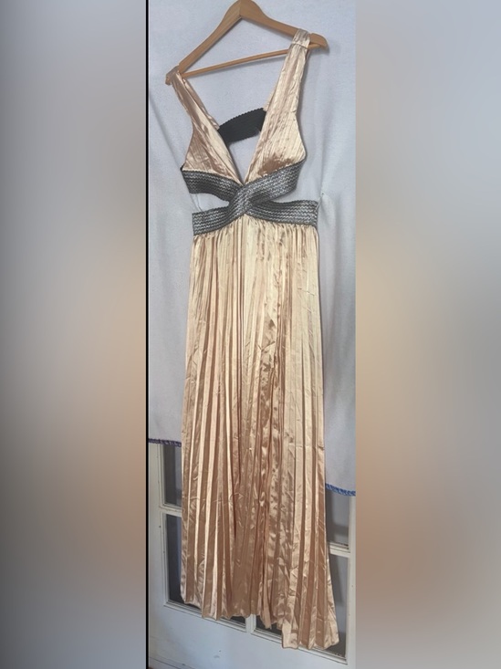 Dresses & Skirts - Elegant Pleated Champagne Evening Gown with Metallic Waist